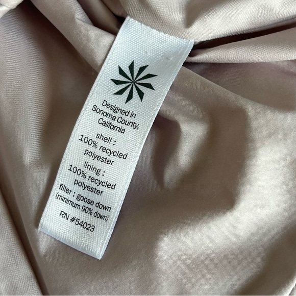 🩷ATHLETA PINK QUILTED VEST RESPONSIBLE DOWN WINTER SPRING CASUAL SIZE MEDIUM - Picture 10 of 10